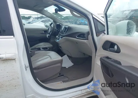 2017 Chrysler Pacifica Touring-L z USA, uszkodzony, nr VIN 2C4RC1BG7HR621056